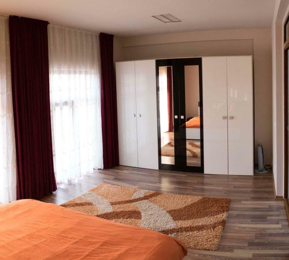 Penthouse De Lux Lägenhet Oradea Exteriör bild