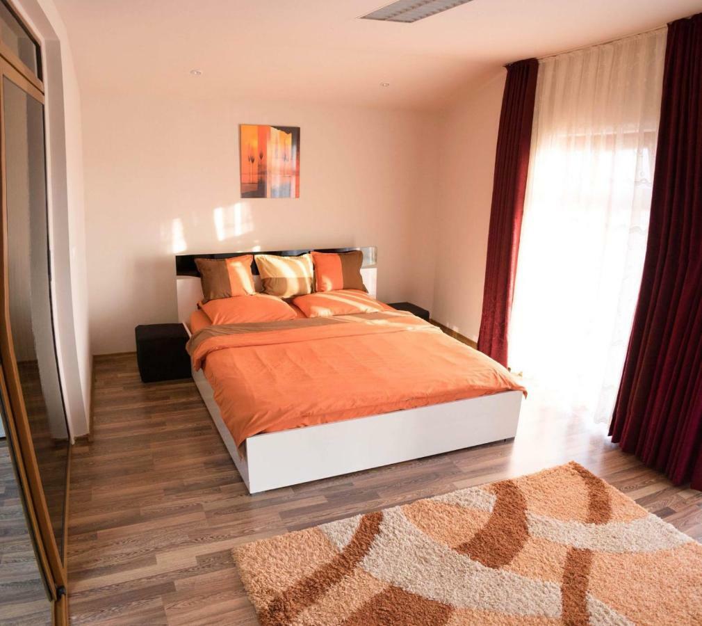 Penthouse De Lux Lägenhet Oradea Exteriör bild