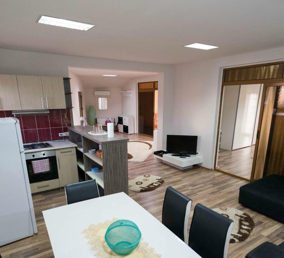 Penthouse De Lux Lägenhet Oradea Exteriör bild